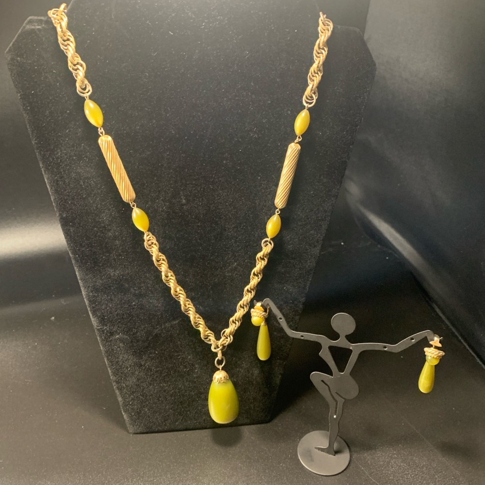 Chic Gold and light Green Necklace by